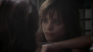 Lizzie Brochere desnuda, escena erótica de American Horror Story s02e02 (2012)