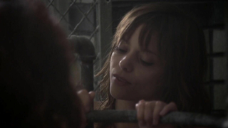 Lizzie Brochere desnuda, escena erótica de American Horror Story s02e02 (2012)