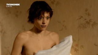 Lizzie Brochere nagość, scena erotyczna z Un petit bout de France (2012)