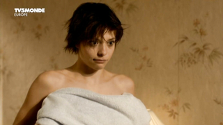 Lizzie Brochere nagość, scena erotyczna z Un petit bout de France (2012)