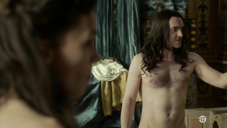 Anna Brewster nackt, erotische Szene aus Versailles s02e01 (2017)