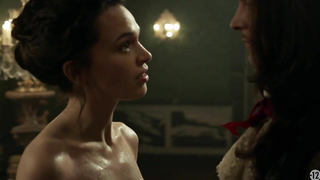 Anna Brewster nackt, erotische Szene aus Versailles s02e01 (2017)