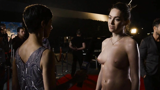 Freema Agyeman desnuda, Jamie Clayton desnuda, escena erótica de Sense8 s02e01 (2017)